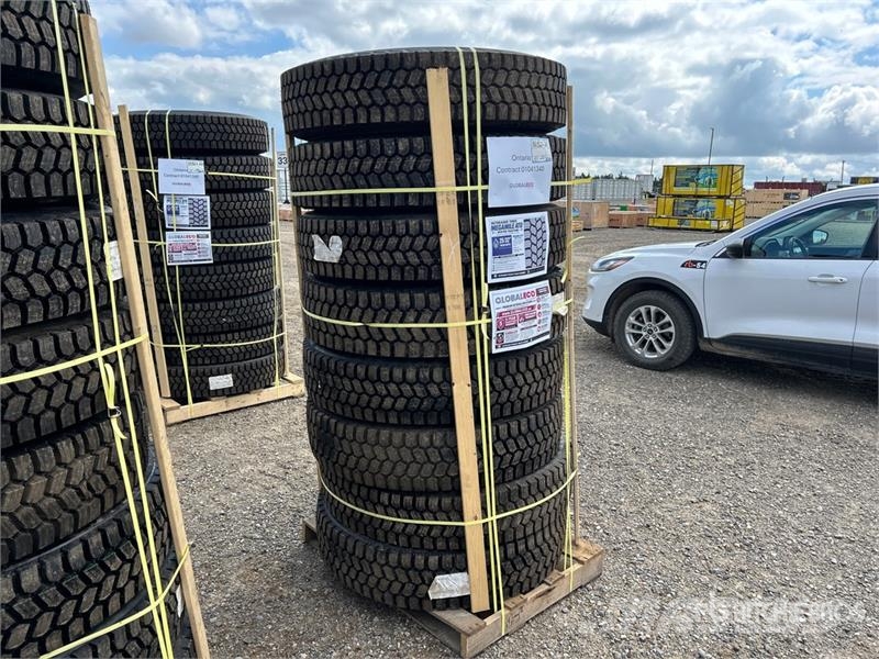 Quantity of (8) Snow Traction Retread 11R22.5 Tire Tyres, wheels and rims