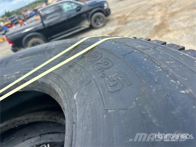 Quantity of (8) Snow Traction Retread 11R22.5 Tire Pneumatici, ruote e cerchioni