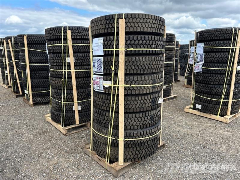 Quantity of (8) Snow Traction Retread 11R22.5 Tire Tyres, wheels and rims