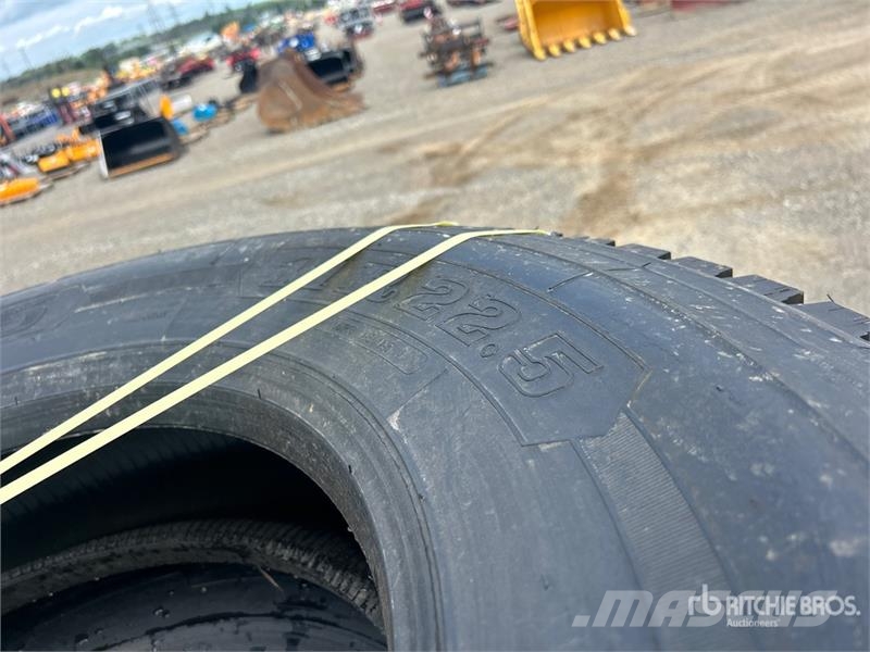 Quantity of (8) Snow Traction Retread 11R22.5 Tire Pneumatici, ruote e cerchioni