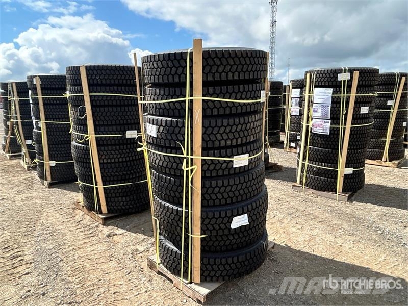 Quantity of (8) Snow Traction Retread 11R22.5 Tire Tyres, wheels and rims