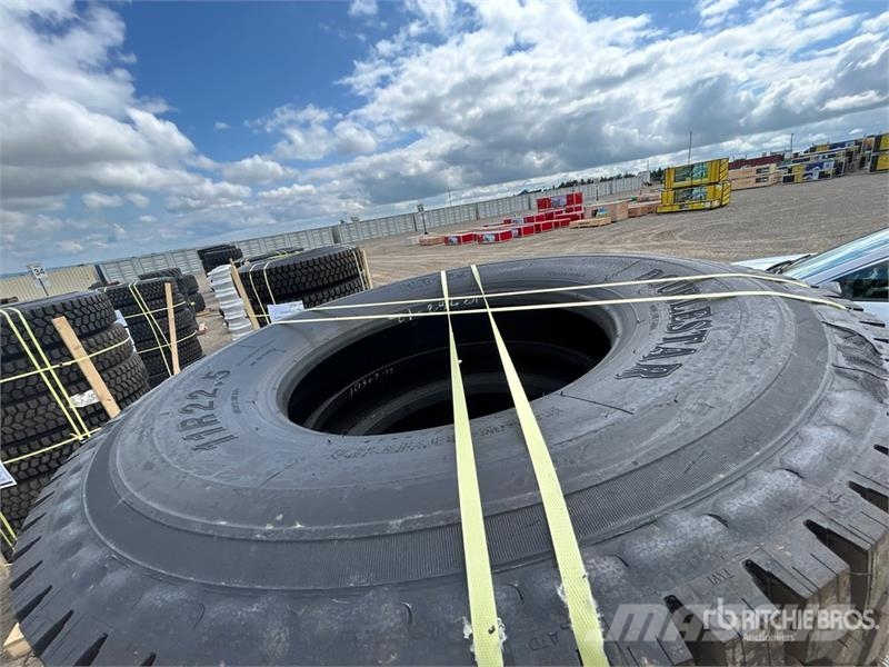 Quantity of (8) Snow Traction Retread 11R22.5 Tire Tyres, wheels and rims