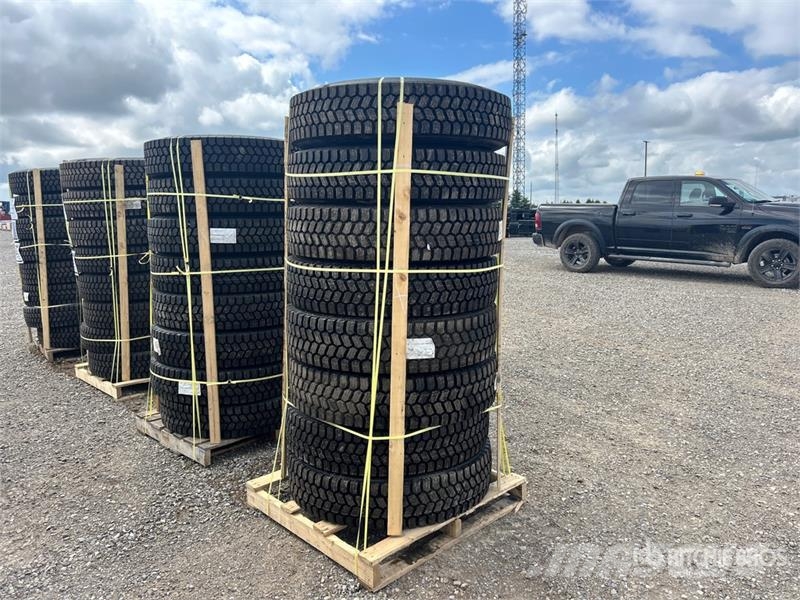 Quantity of (8) Snow Traction Retread 11R22.5 Tire Pneumatici, ruote e cerchioni