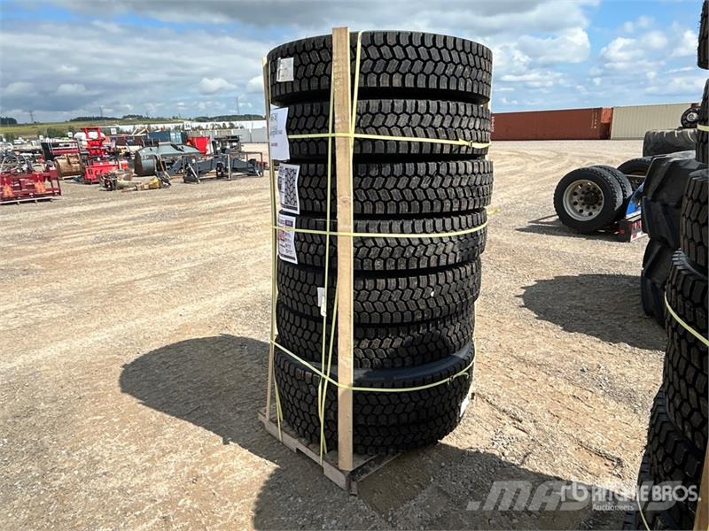 Quantity of (8) Snow Traction Retread 11R22.5 Tire Tyres, wheels and rims