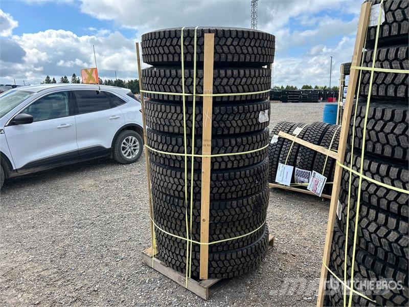 Quantity of (8) Snow Traction Retread 11R22.5 Tire Tyres, wheels and rims