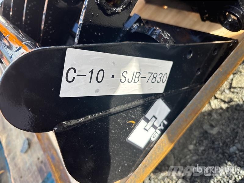Quantity of (8) VICSEC VCA-8 Mini Excavator Attac Drugi deli