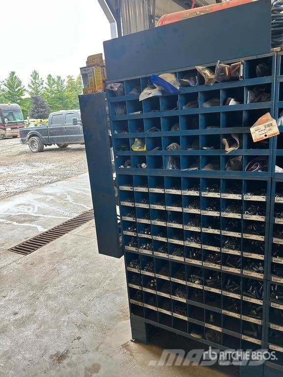 Quantity of Assorted Bolts/Assorted Lights Andere Zubehörteile