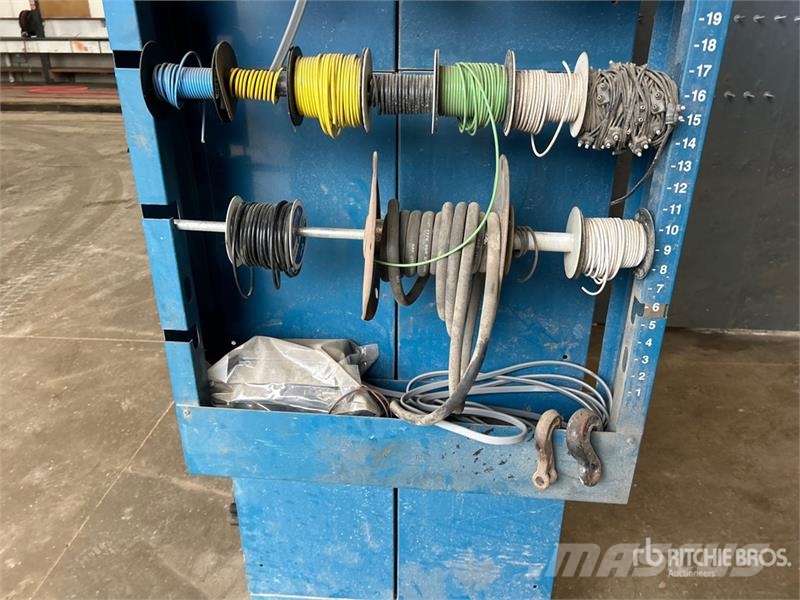 Quantity of Assorted Bolts/Assorted Lights Andere Zubehörteile