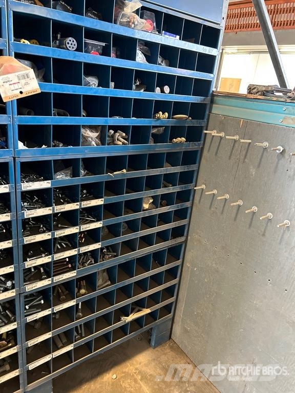 Quantity of Assorted Bolts/Assorted Lights Andere Zubehörteile