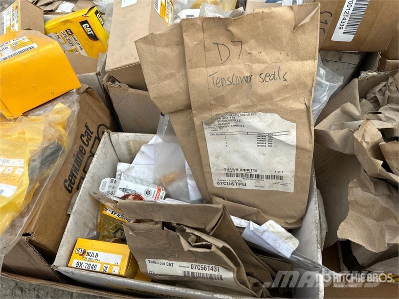 Quantity of Assorted CAT Parts Drugi deli