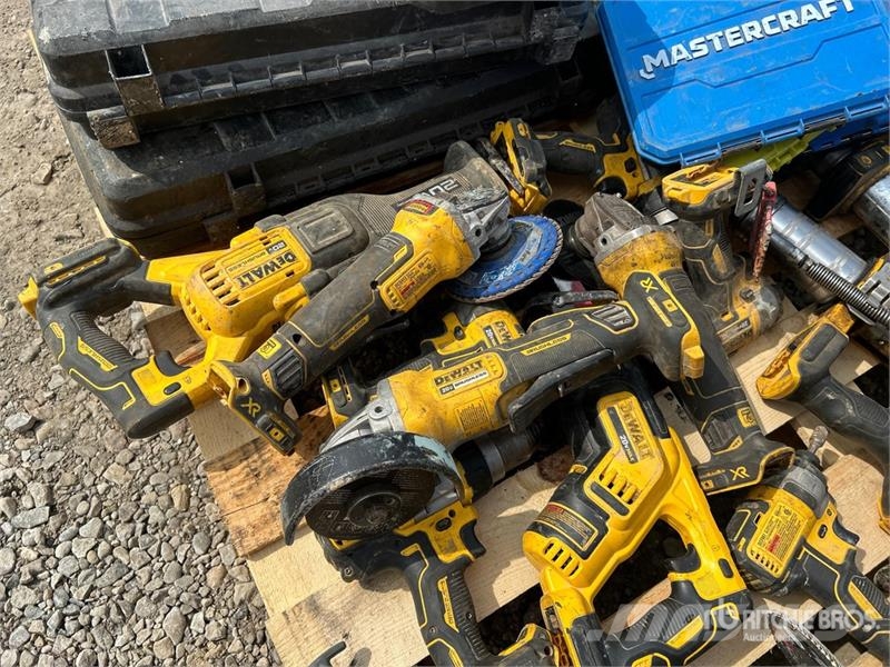  Quantity of Assorted Dewalt Power Tools Drugi deli