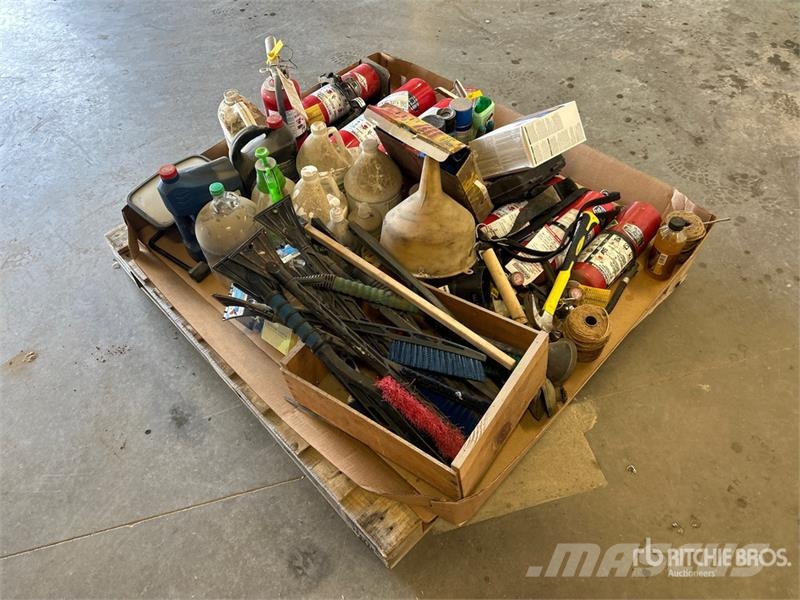  Quantity of Assorted Fluids/Bug Sprays, Assorted F Altri componenti