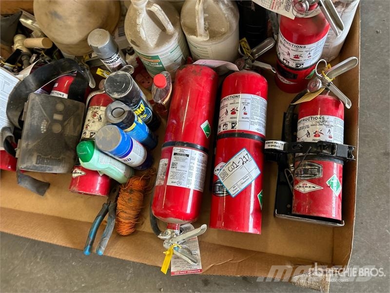 Quantity of Assorted Fluids/Bug Sprays Inne akcesoria