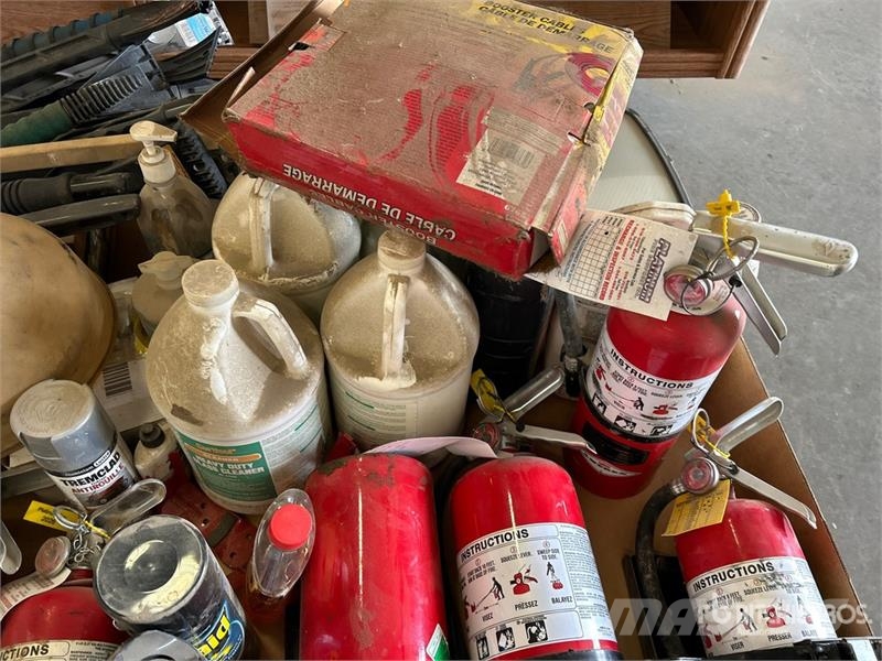Quantity of Assorted Fluids/Bug Sprays Inne akcesoria