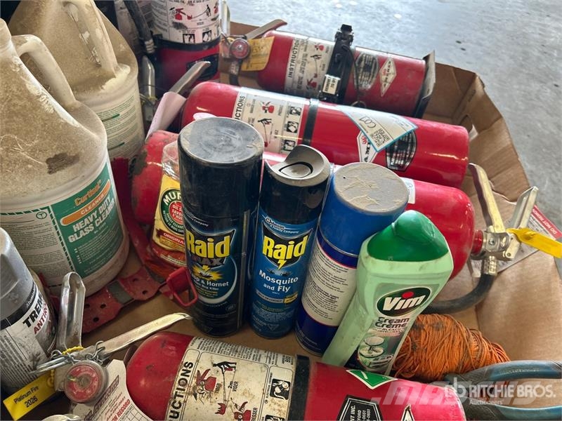 Quantity of Assorted Fluids/Bug Sprays Inne akcesoria