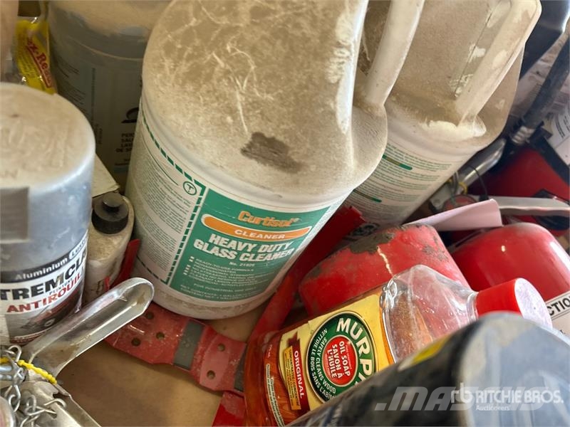 Quantity of Assorted Fluids/Bug Sprays Inne akcesoria