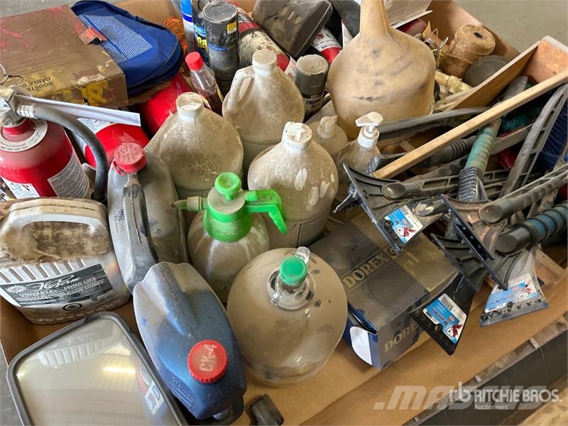 Quantity of Assorted Fluids/Bug Sprays Inne akcesoria