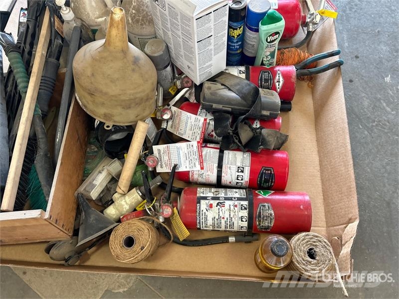 Quantity of Assorted Fluids/Bug Sprays Inne akcesoria