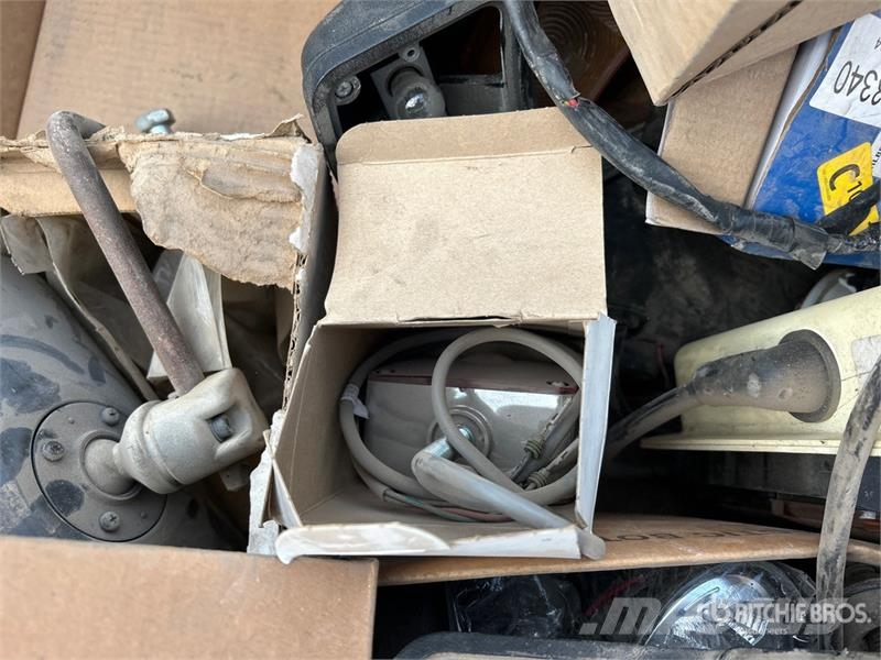 Quantity of Assorted Headlights, Mirror Brackets/M Drugi deli