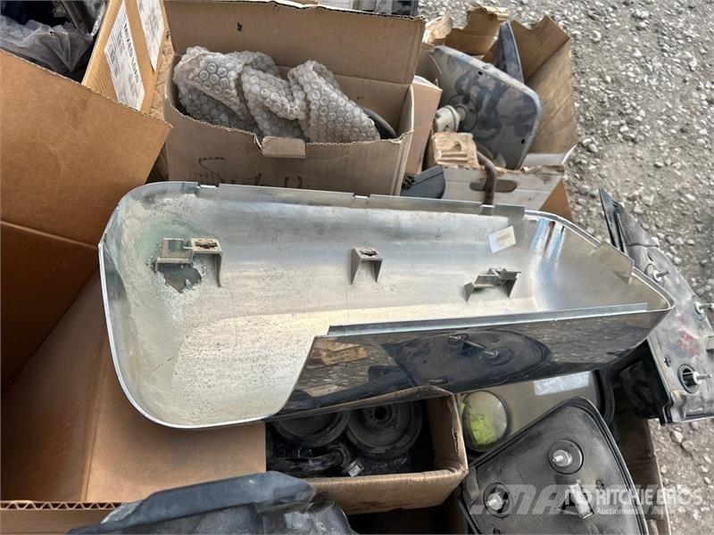Quantity of Assorted Headlights, Mirror Brackets/M Drugi deli