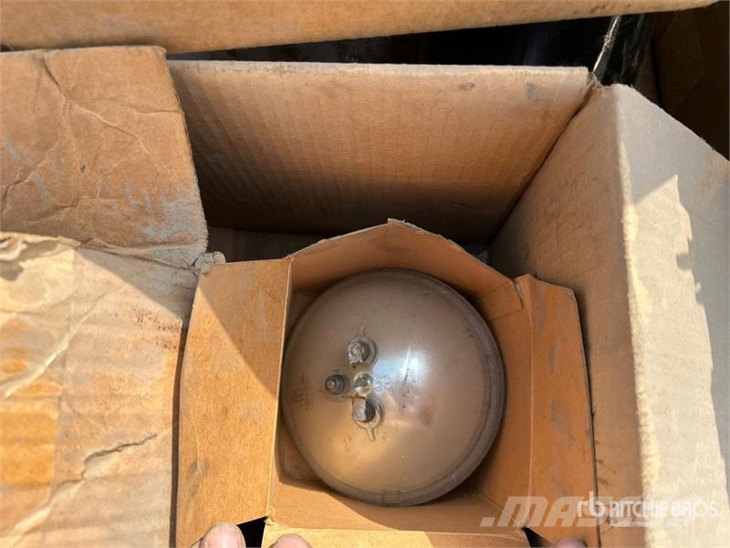 Quantity of Assorted Headlights, Mirror Brackets/M Drugi deli