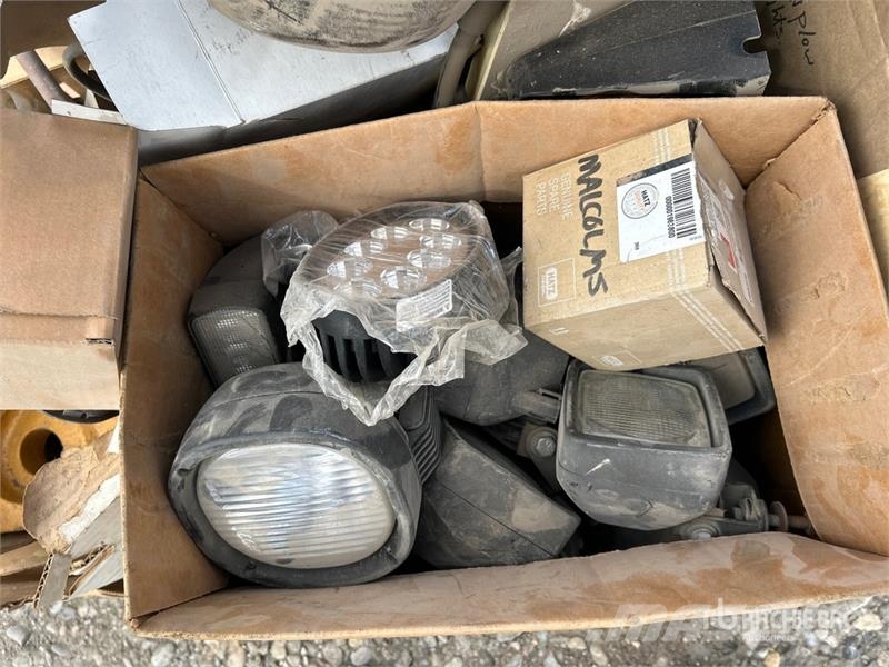Quantity of Assorted Headlights, Mirror Brackets/M Drugi deli