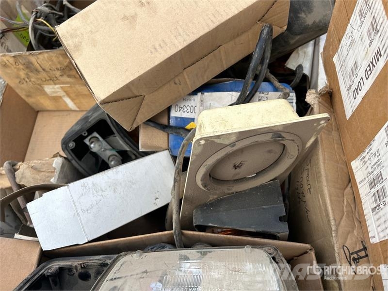 Quantity of Assorted Headlights, Mirror Brackets/M Drugi deli