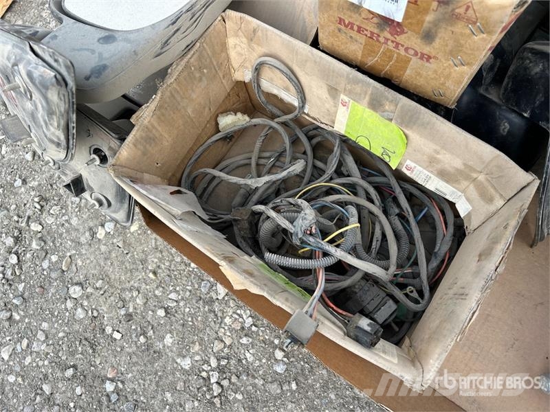Quantity of Assorted Headlights, Mirror Brackets/M Drugi deli