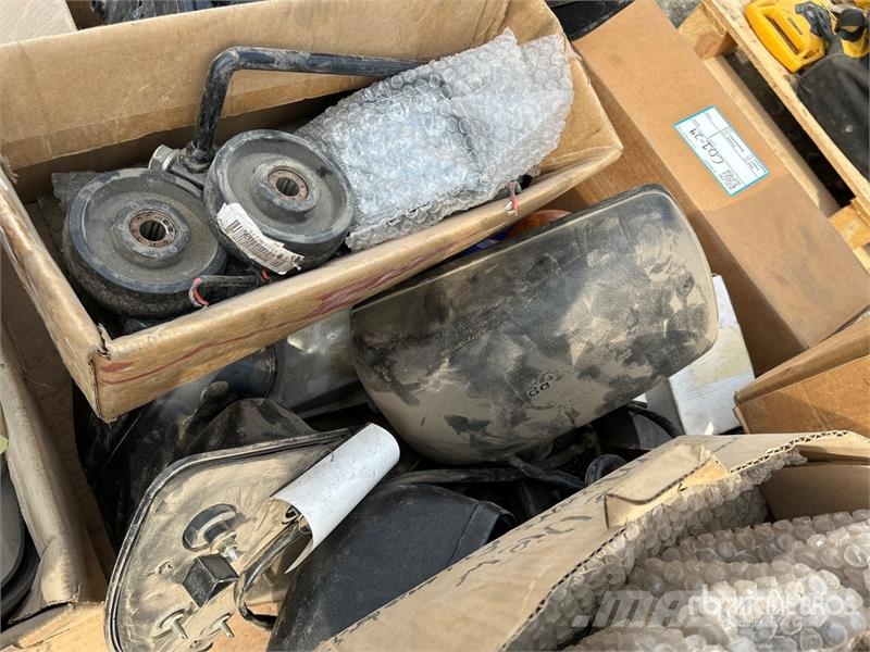Quantity of Assorted Headlights, Mirror Brackets/M Drugi deli