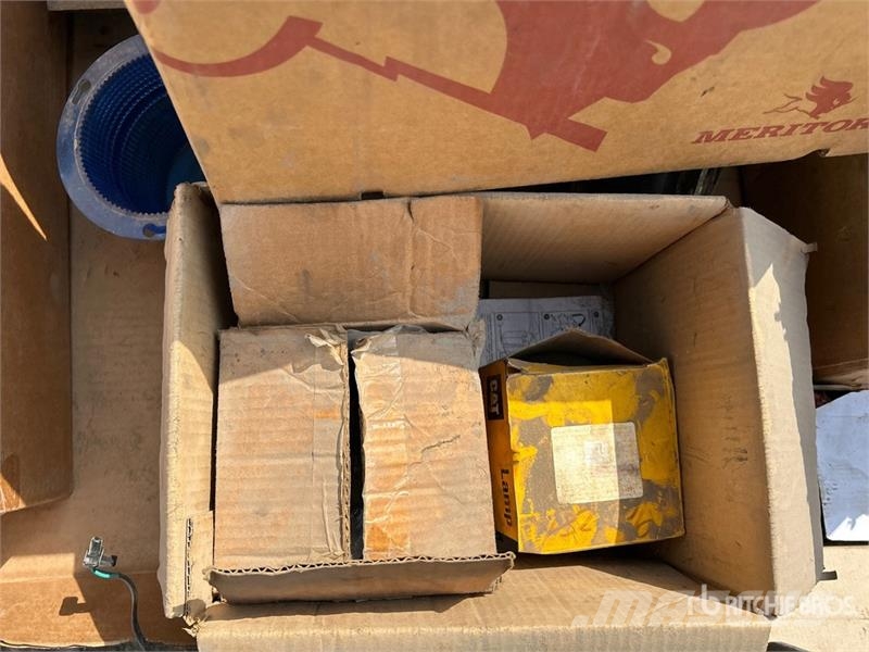 Quantity of Assorted Headlights, Mirror Brackets/M Drugi deli