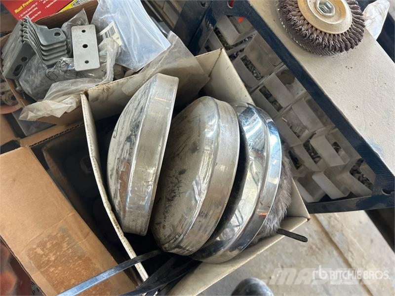 Quantity of Assorted Nuts, Bolts, Tyre Repair Kits Inne akcesoria