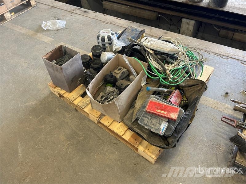 Quantity of Assorted Sockets, Drill Bits, Power To Inne akcesoria