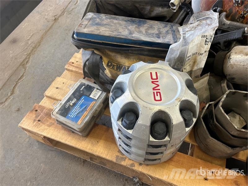Quantity of Assorted Sockets, Drill Bits, Power To Inne akcesoria