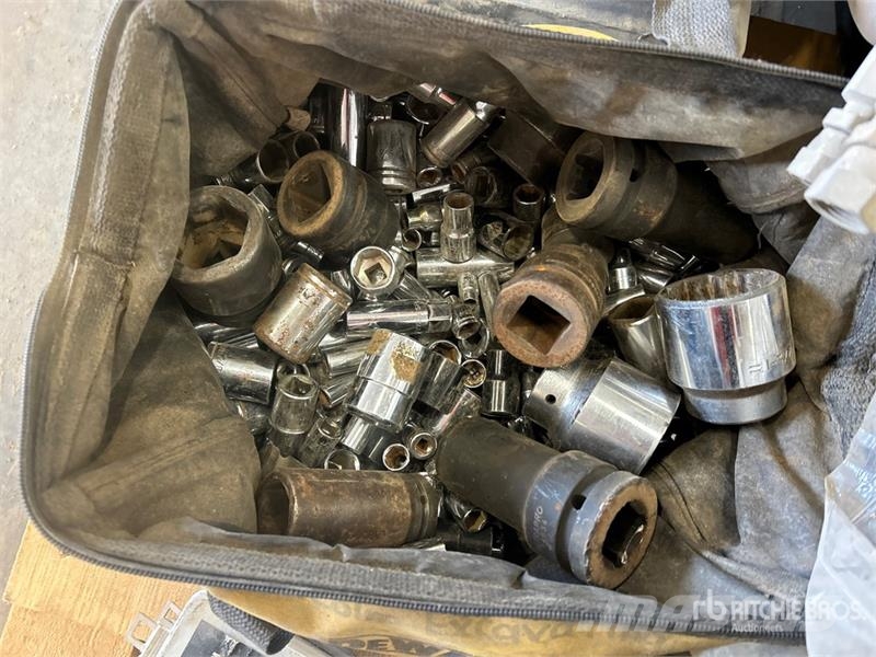 Quantity of Assorted Sockets, Drill Bits, Power To Inne akcesoria