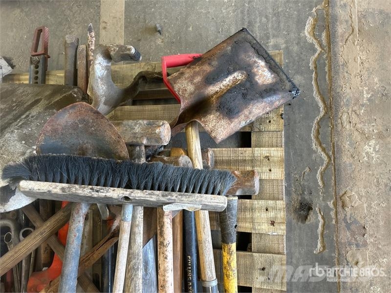 Quantity of Assorted Tools, Sledgehammers, Shovels Inne akcesoria