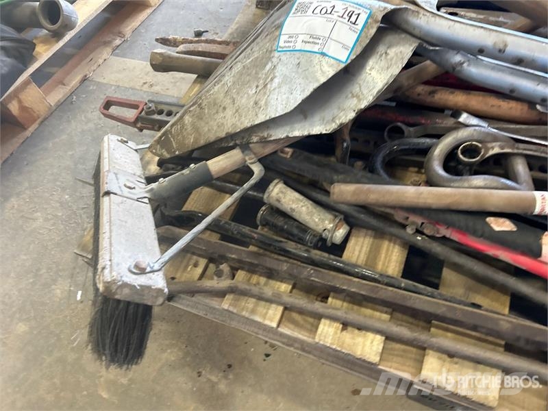 Quantity of Assorted Tools, Sledgehammers, Shovels Inne akcesoria