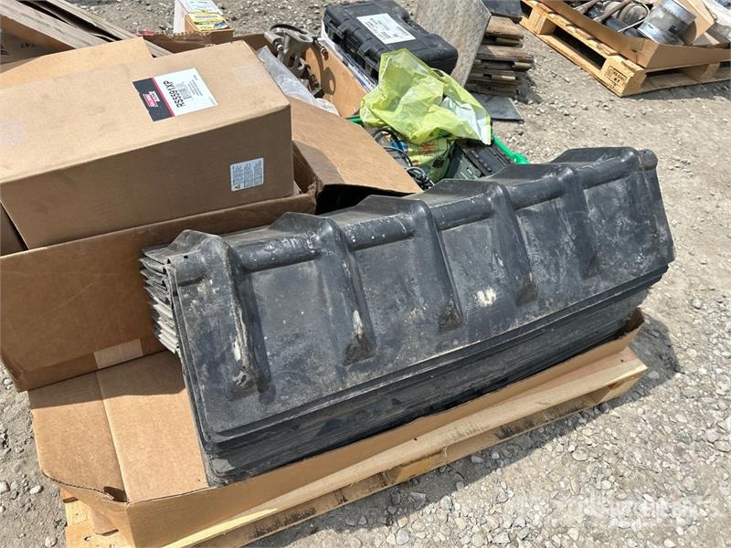 Quantity of Assorted Truck Parts/Accessories Transportes - Outros