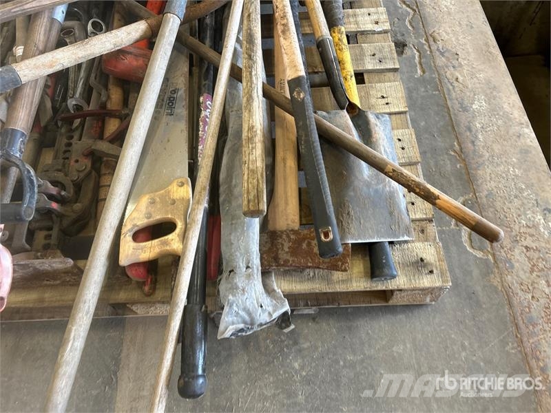 Quantity of Assorted Tools, Sledgehammers, Shovels Inne akcesoria