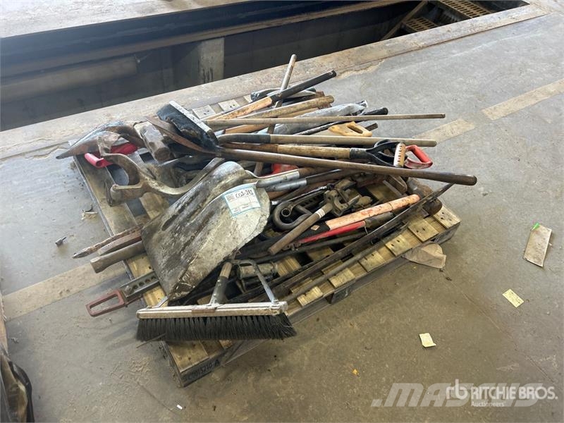 Quantity of Assorted Tools, Sledgehammers, Shovels Inne akcesoria