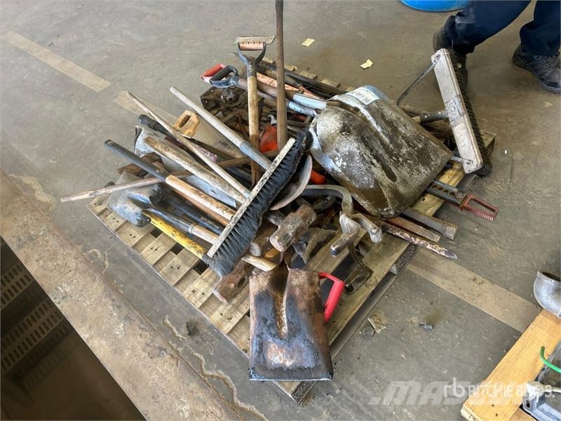 Quantity of Assorted Tools, Sledgehammers, Shovels Inne akcesoria