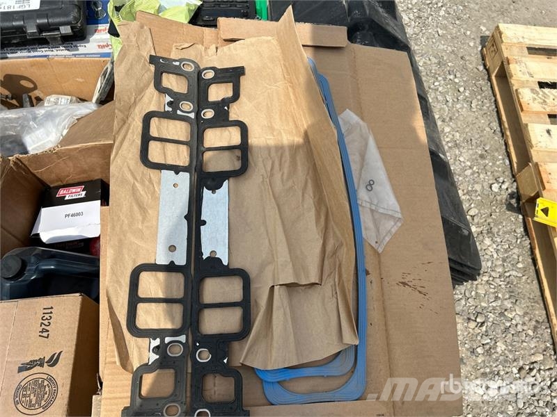 Quantity of Assorted Truck Parts/Accessories Transportes - Outros