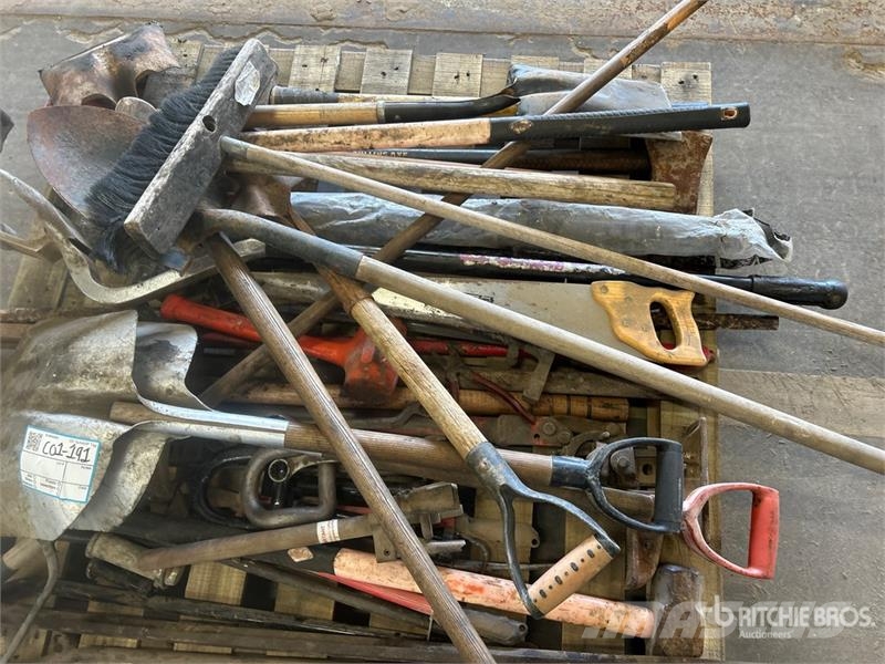 Quantity of Assorted Tools, Sledgehammers, Shovels Inne akcesoria