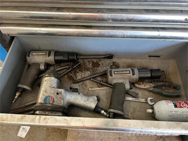 Quantity of Assorted Tools in Tool Box Ďalšie komponenty