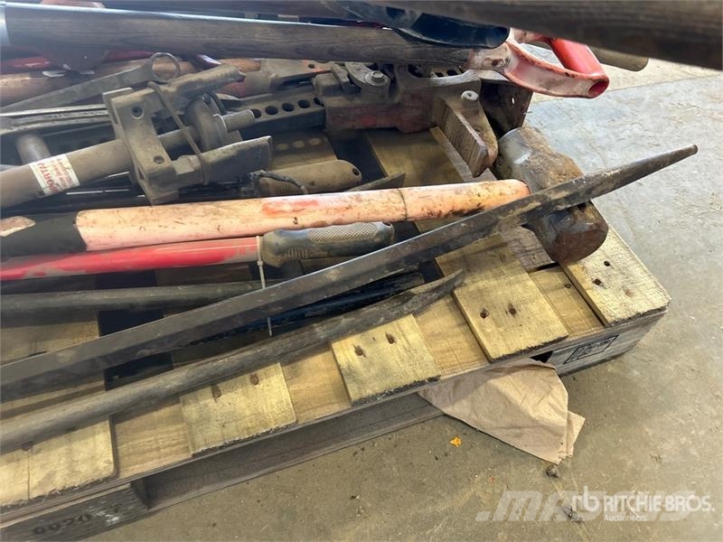 Quantity of Assorted Tools, Sledgehammers, Shovels Inne akcesoria