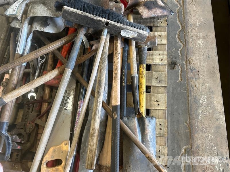 Quantity of Assorted Tools, Sledgehammers, Shovels Inne akcesoria