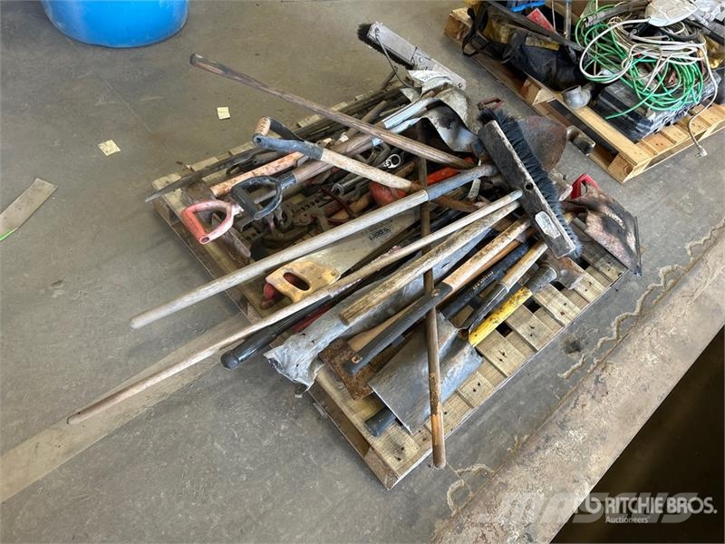Quantity of Assorted Tools, Sledgehammers, Shovels Inne akcesoria