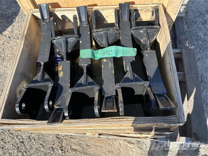 Quantity of Machpro Excavator AT1 Excavator Attac Drugi deli