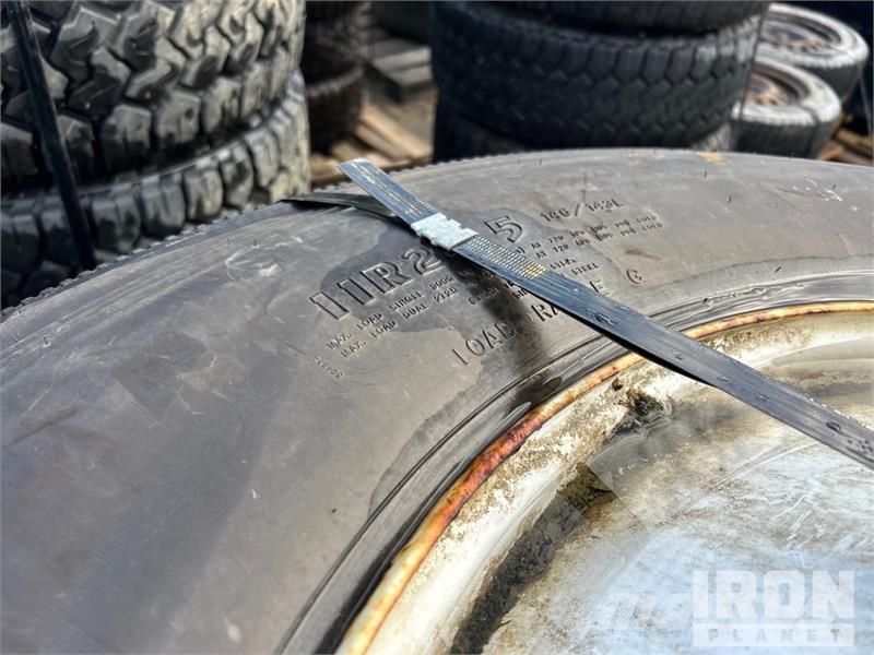 Quantity of Mixed 11R24.5 Tires Tyres, wheels and rims