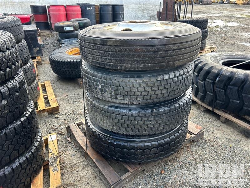 Quantity of Mixed 11R24.5 Tires Tyres, wheels and rims