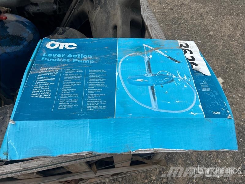 Quantity of Oil Drain Pans, of Hand Pumps Drugi deli